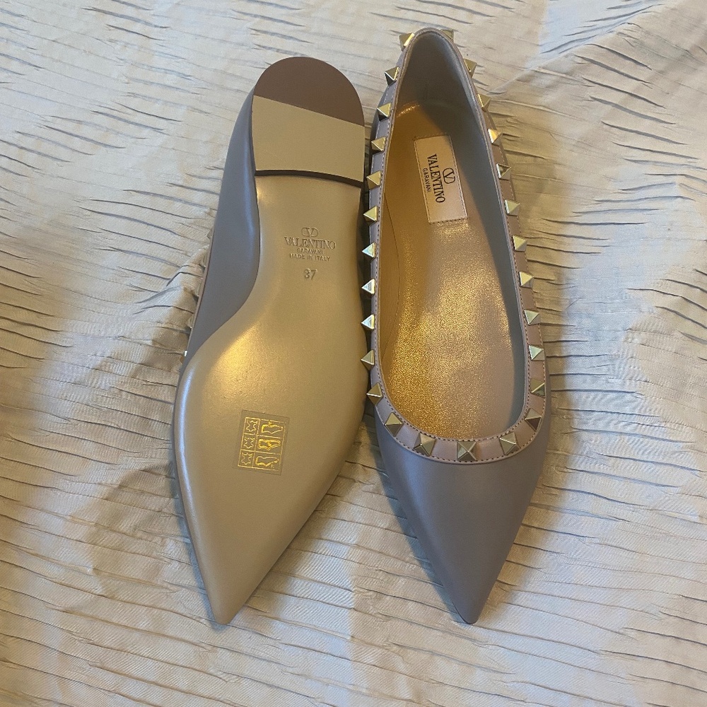 Valentino Rockstud Leather Ballerina Leather Flat in color Moon, size EU 37,